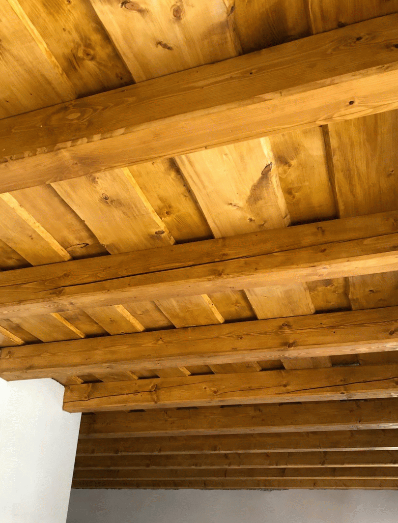 Suché, hobľované, ručne šúpadné dosky- drevený strop