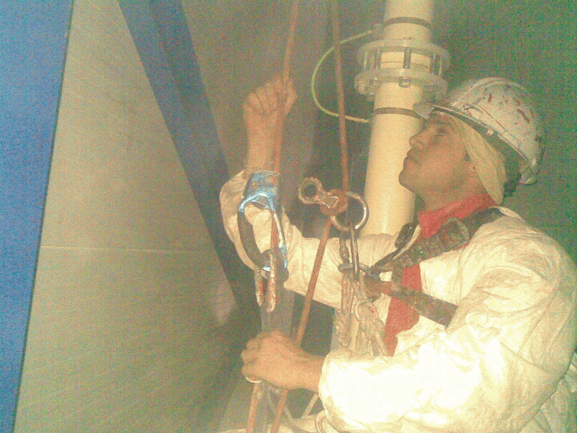 Práce vo výškach horolezeckou technikou.