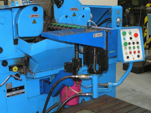 Zásobník a podavač k bezhrotým bruskám