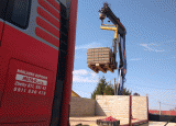Nákladná doprava s hydraulickou rukou 