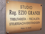 Reklamná tabuľa je vyrobená z mosadze. Nádpis a logo sú vygravírované do podkladu. Na uchytenie sú použité špeciálne dištančné úchyty s odsadením od steny.